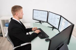 How to Maximize the Desk Space With Multiple Monitors